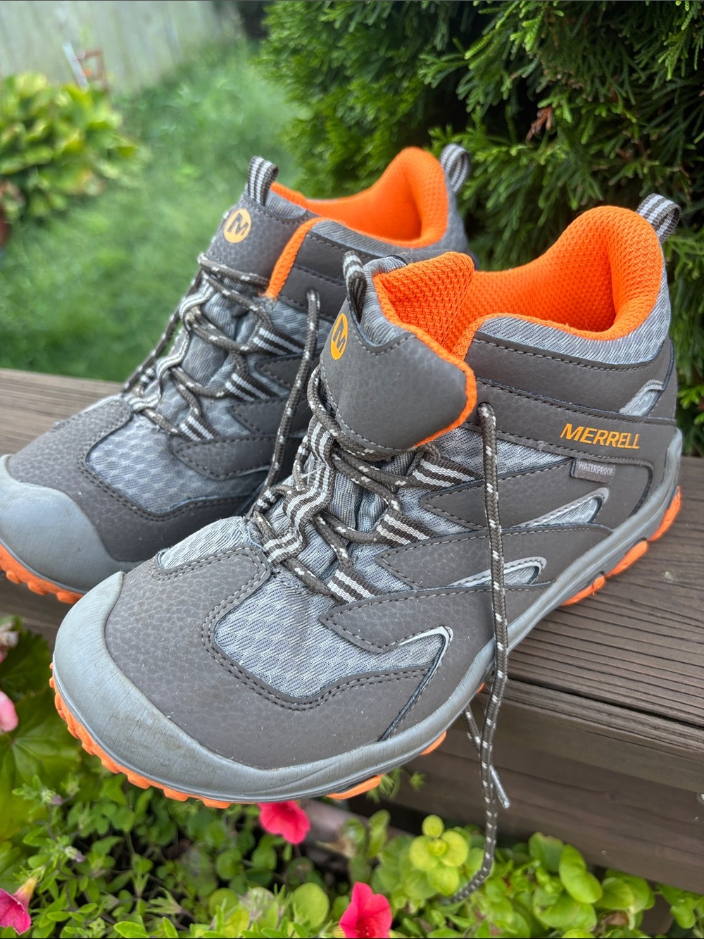 Merrell Kids Gray and Orange Outdoor Trail Sneakers Size2.5 M